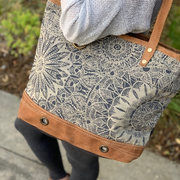 ✨RESTOCKED✨OBJET D'ART LEATHER STRIP TOTE BAG - Picture 4 of 8